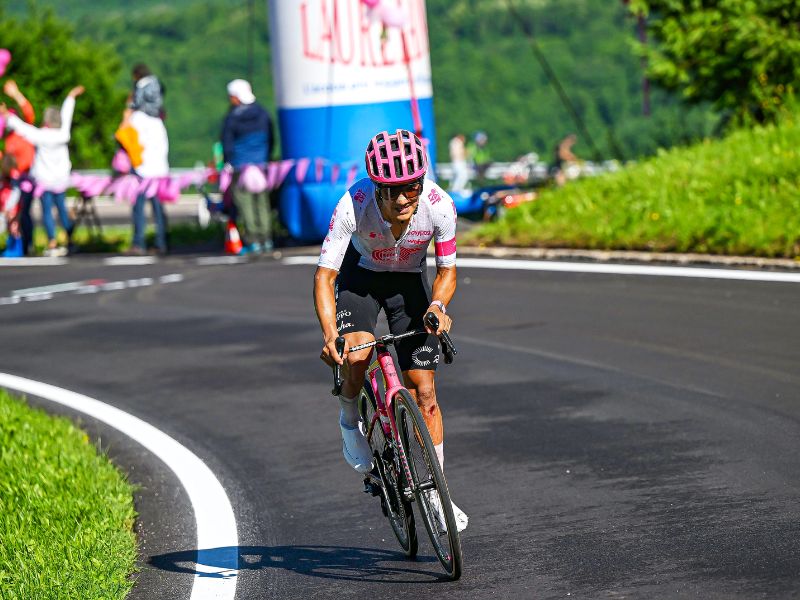 Richard Carapaz se mantiene firme en la lucha por el Giro de Italia tras una épica etapa 17