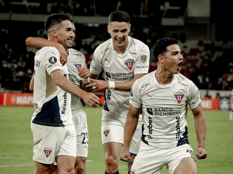 LDU impone su jerarquía en Quito y asegura su lugar en octavos de final
