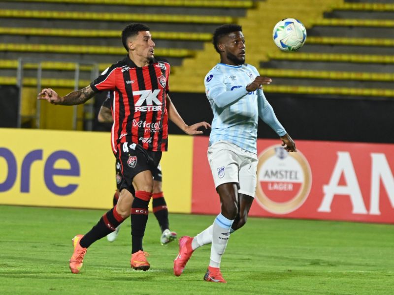Gol insólito le da la victoria a Católica ante Vitória en la Sudamericana