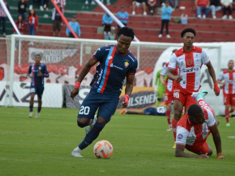 Técnico Universitario y El Nacional empatan sin goles en un partido cerrado