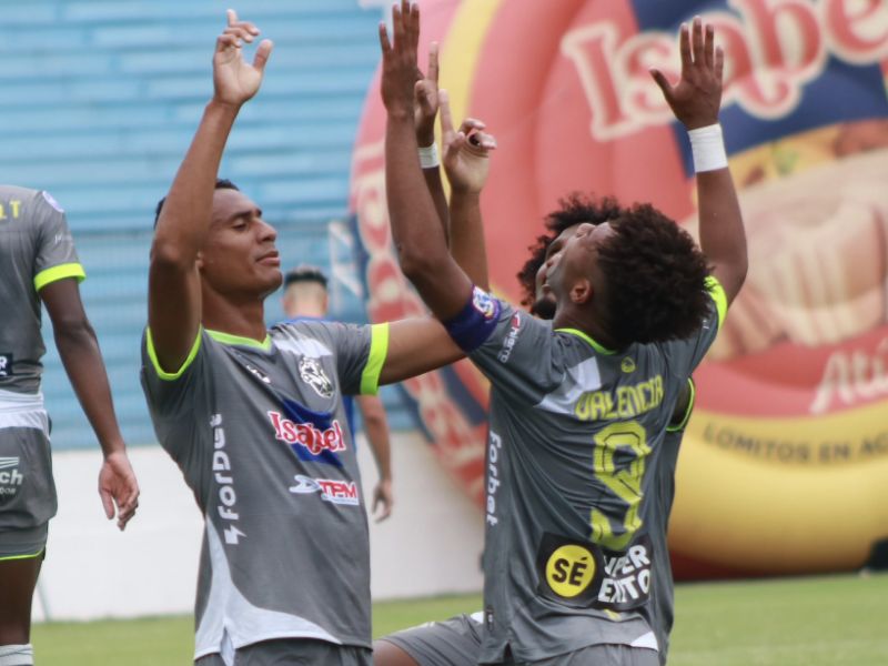 Manta vence 4-2 a Universidad Católica y sale de la zona de descenso