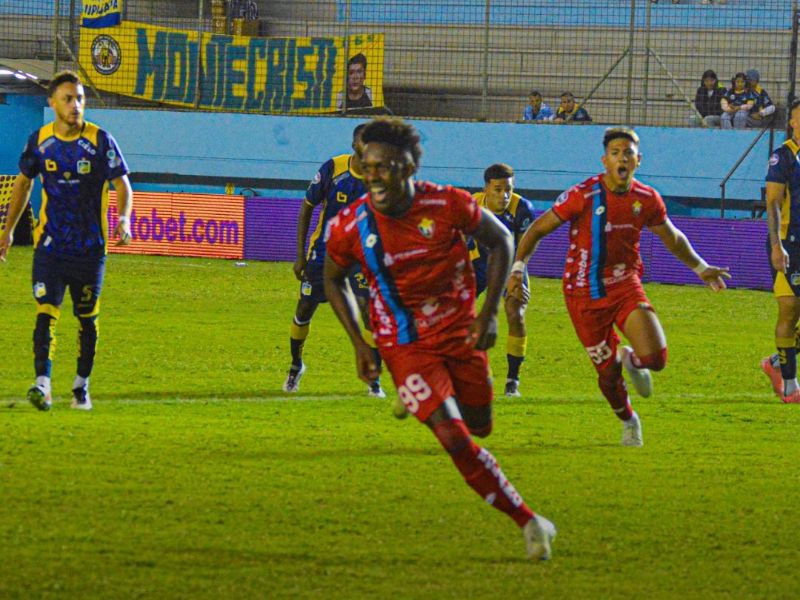 El Nacional goleó 3-0 a Delfín con gran actuación de Djorkaeff Reasco