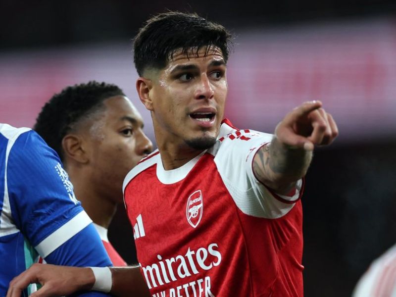 Arsenal vence 2-0 al Brighton con sólida actuación del ecuatoriano Piero Hincapié
