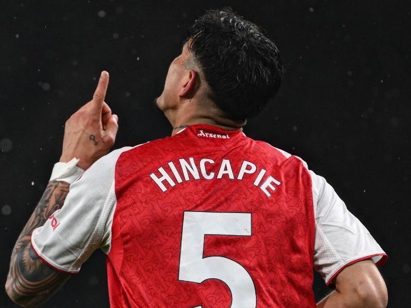 Gol ecuatoriano en la Premier: Hincapié marcó con Arsenal