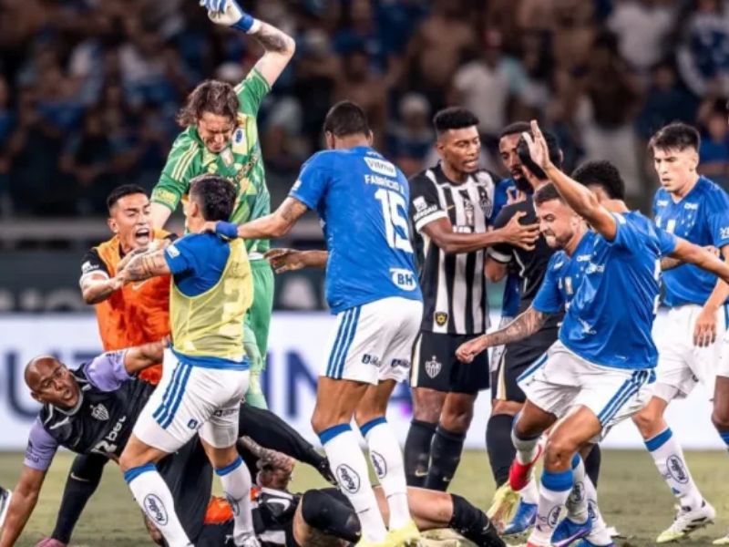 Franco, Preciado y Minda entre los 23 expulsados tras batalla entre Mineiro y Cruzeiro