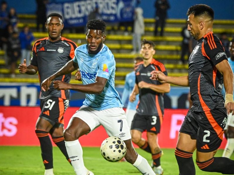 Universidad Católica y Emelec empatan en un duelo intenso y reprogramado en el Atahualpa