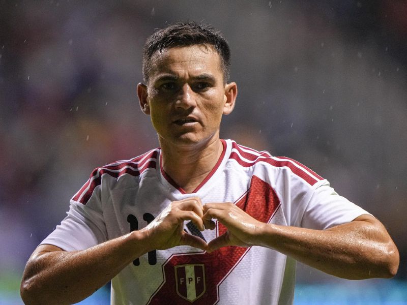 Jairo Vélez deja huella ante España: el ecuatoriano nacionalizado peruano volvió a marcar con la Bicolor
