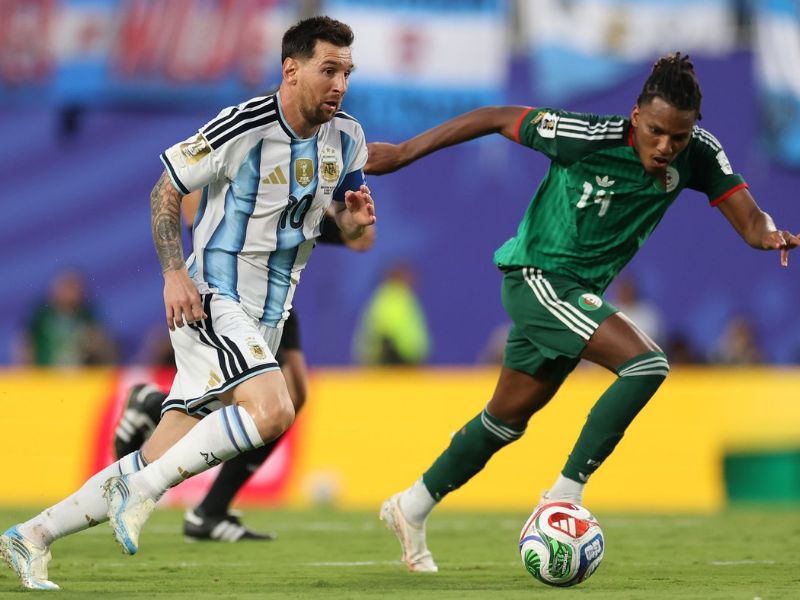Argentina se presenta ante el mundo con autoridad al vencer 3-0 a Argelia y liderando del Grupo J