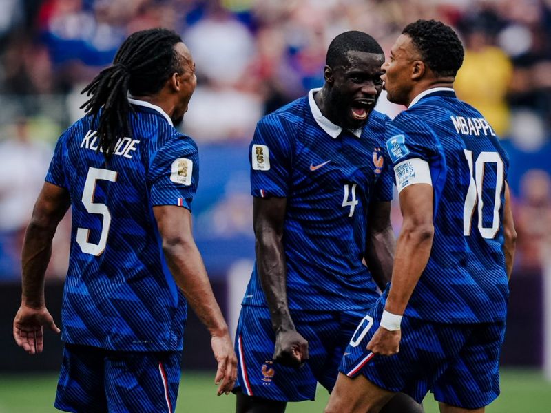 Francia supera la tormenta: Goleada 3-0 ante Irak y clasificación asegurada