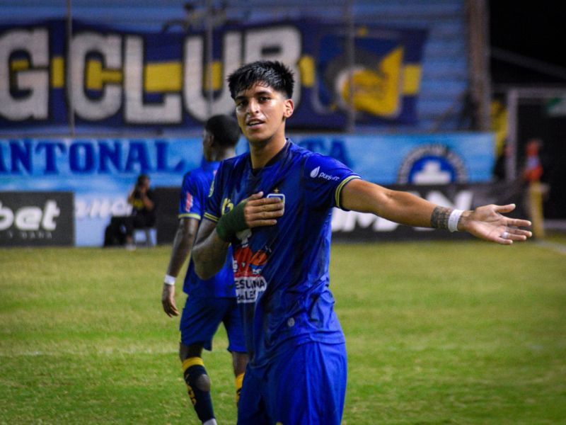 Delfín conquista el Clásico Mantense con un gol de último minuto