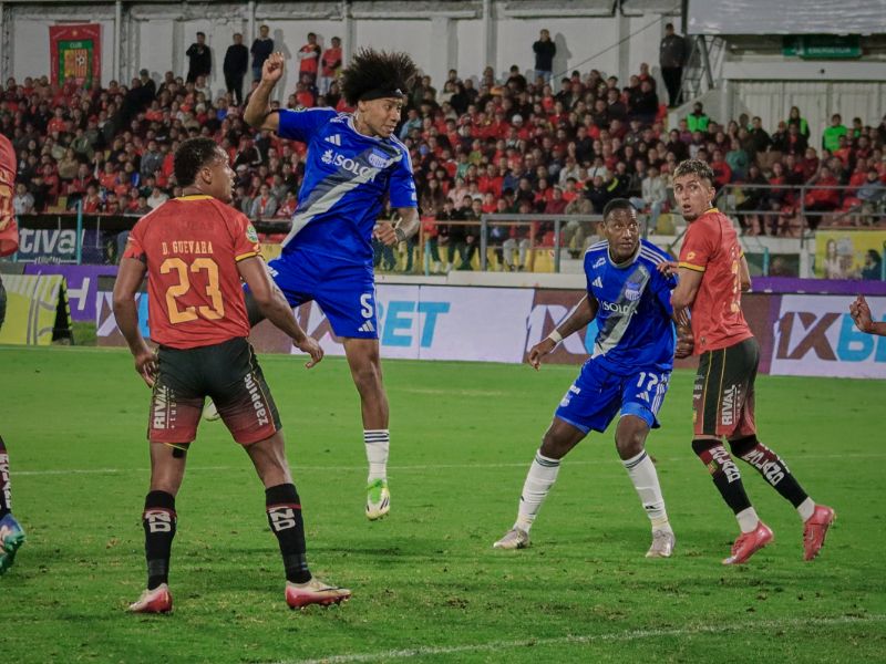 El 'Expreso Austral' se reencontró con la gloria: Deportivo Cuenca frenó a Emelec con doblete de Melvin Díaz