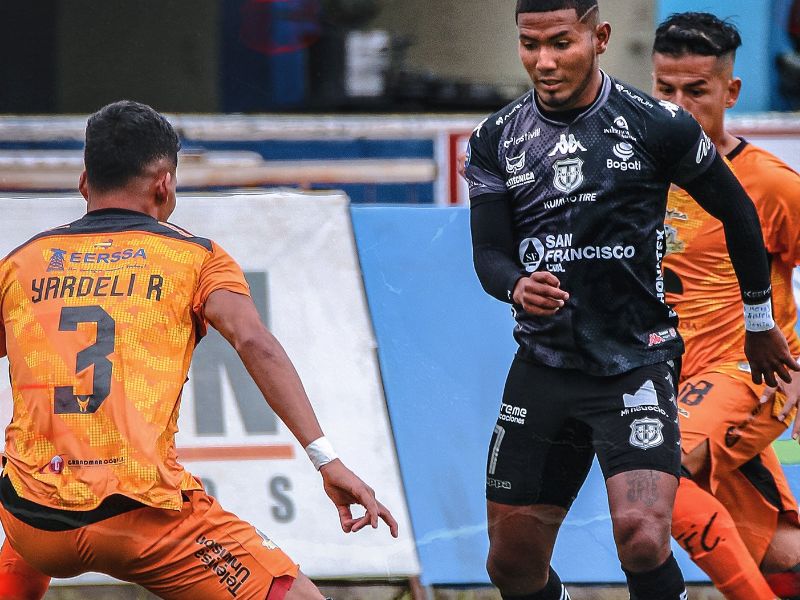 Libertad y Técnico Universitario en un partido lleno de controversias