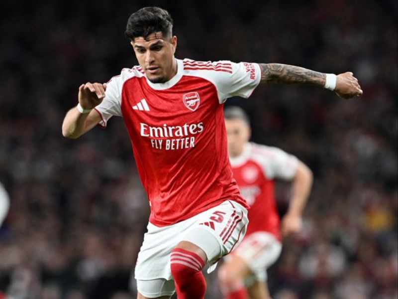 Solidez y protagonismo: Piero Hincapié brilló como lateral izquierdo en el estreno europeo del Arsenal