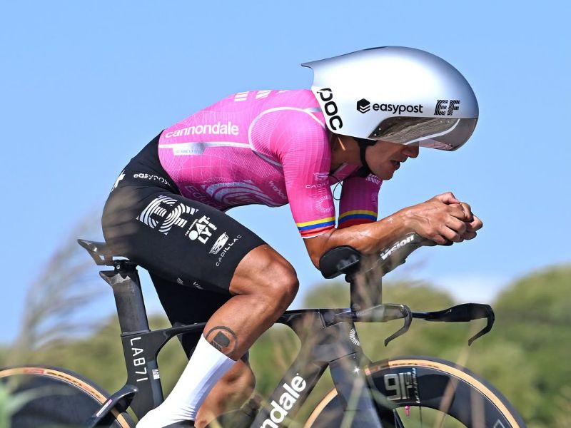 Richard Carapaz defiende con carácter el cuarto puesto en la contrarreloj de la Vuelta a España