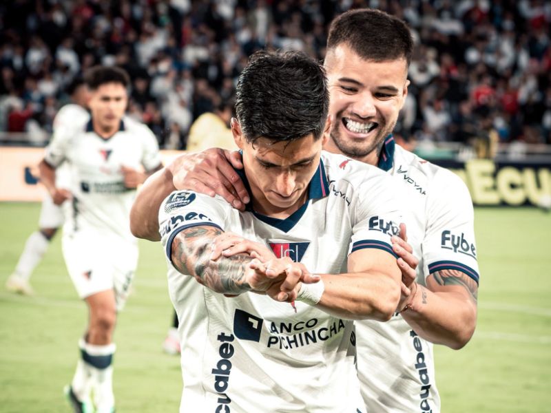 Liga de Quito remonta con garra ante Barcelona SC en un Superclásico bajo la lluvia en Ponceano