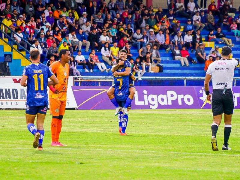 Delfín domina el marcador con un 3-1 sobre Libertad en el Estadio Reina del Cisne