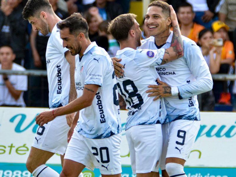 Liga de Quito continúa su racha triunfal y vence 2-0 a Libertad