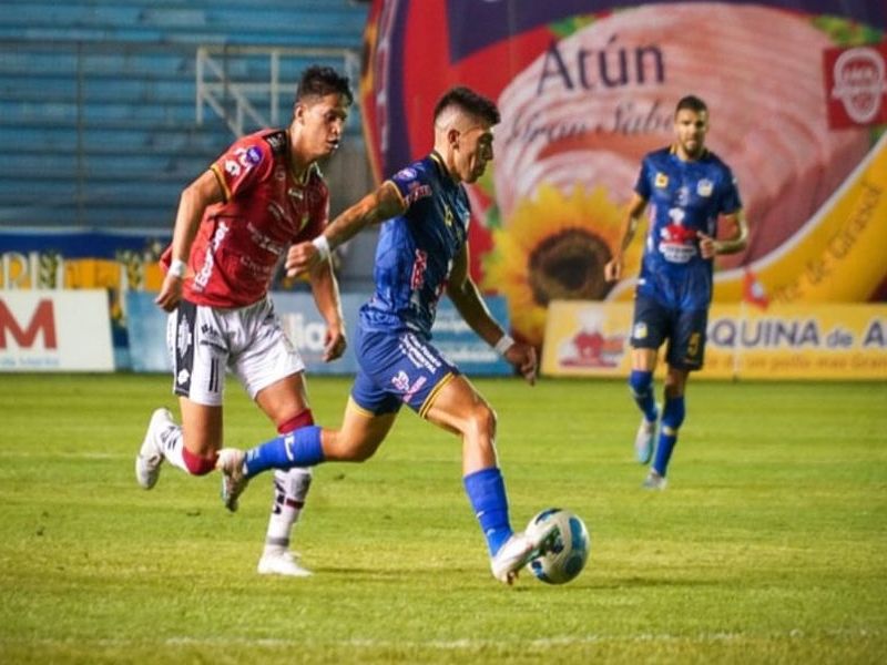 Delfín y Deportivo Cuenca firman un 0-0 en un partido de alta tensión