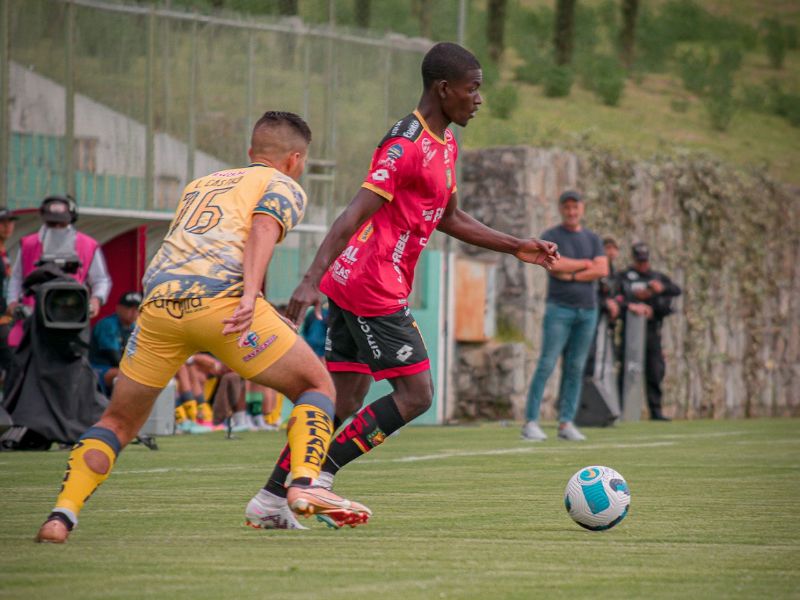 Deportivo Cuenca y Delfín igualan 0-0 en el Jorge Andrade Cantos
