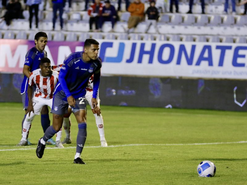 Emelec logra un empate valioso ante Técnico Universitario en Bellavista