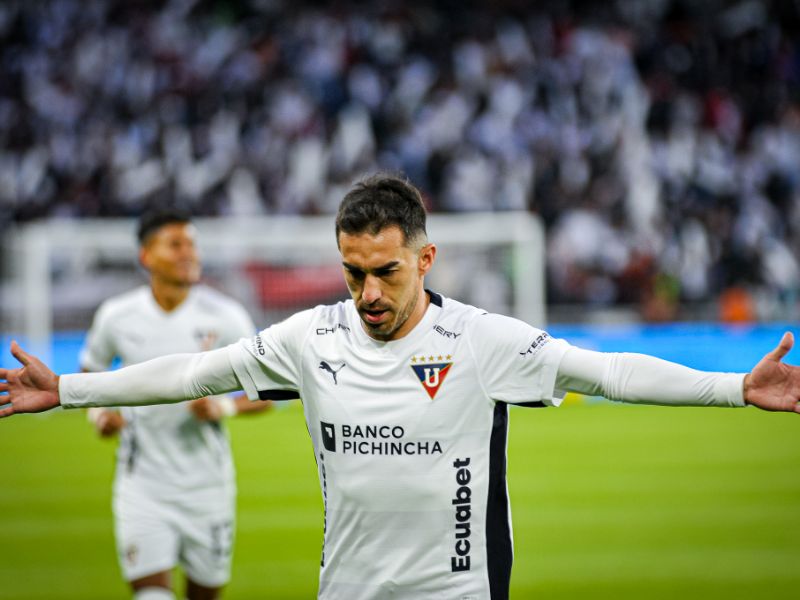 Liga de Quito y Emelec firman un empate 2-2 en el Rodrigo Paz Delgado