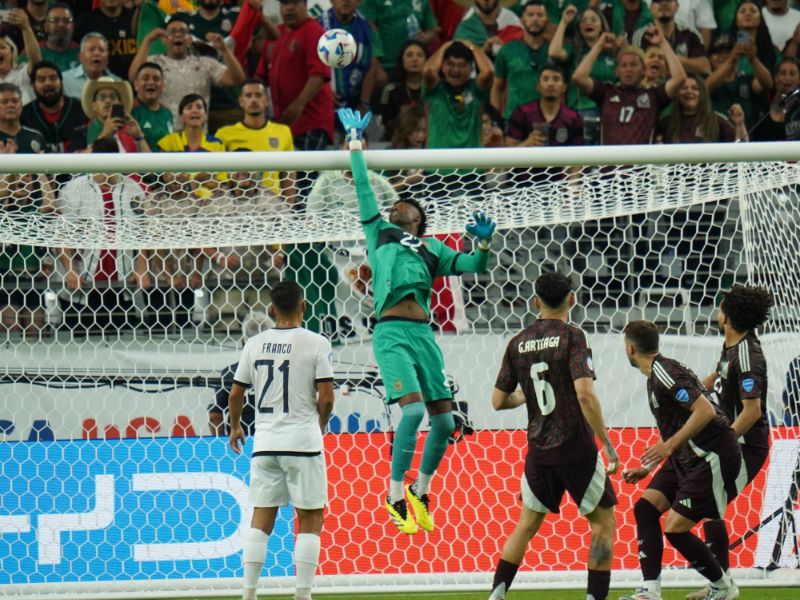 Ecuador sigue en la Copa América tras empatar con México 0-0