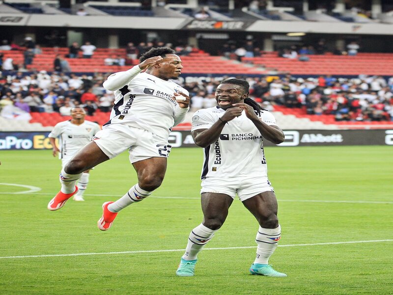 Liga de Quito vence a Libertad con goles de Ramírez, Adé y Estupiñán y se mantiene en la cima