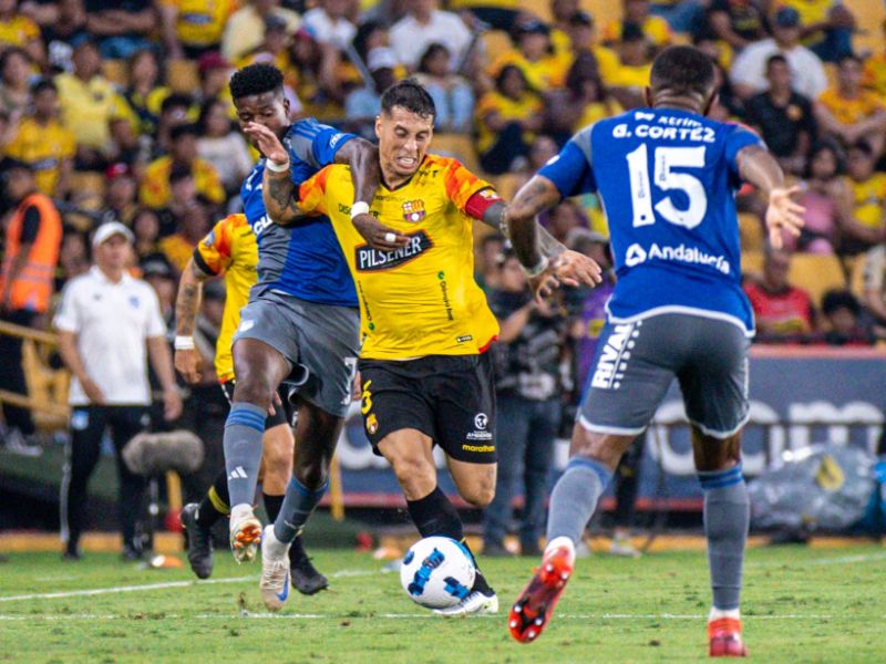 Barcelona se lleva el Clásico del Astillero con victoria 2-1 sobre Emelec