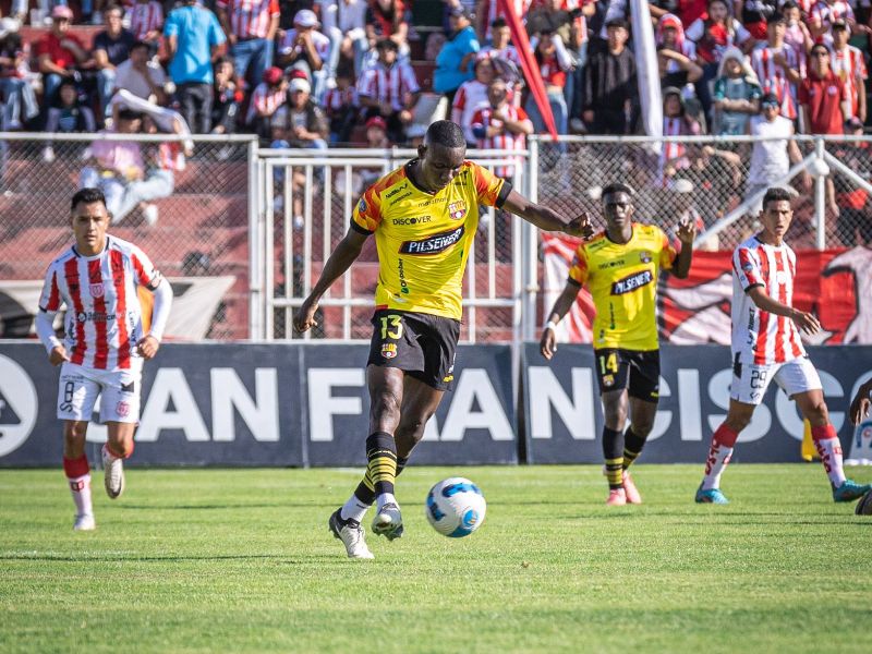 Empate emocionante: Técnico Universitario y Barcelona igualan 2-2 en Ambato