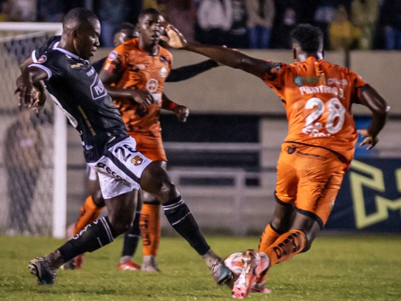 Barcelona SC goleó 4-1 a Libertad FC y se trepa al primer puesto