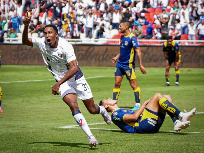 Goleada alba: LDU derrota sin problemas a Delfín en el Rodrigo Paz
