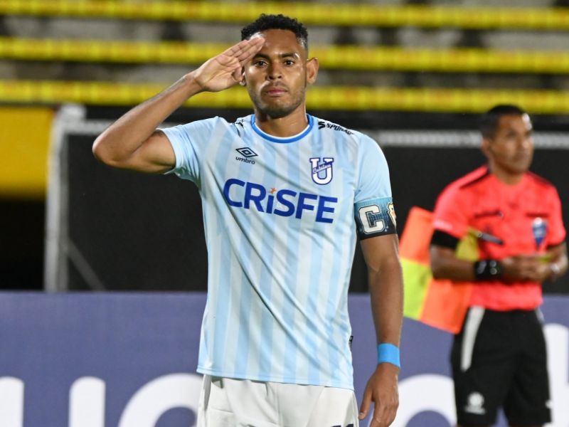 Universidad Católica vence 3-1 a Cerro Largo y lidera el Grupo B